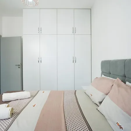 Elegant & Cozy 1-bdr Hideaway Appartamento Tirana