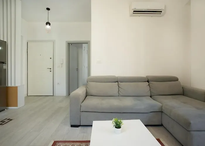 アパート Elegant & Cozy 1-bdr Hideaway ティラナ