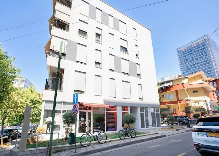 アパート Elegant & Cozy 1-bdr Hideaway ティラナ